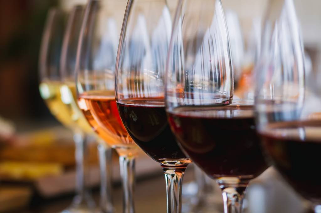 Pode guardar vinho depois de aberto? 10 mitos e verdades sobre a bebida
