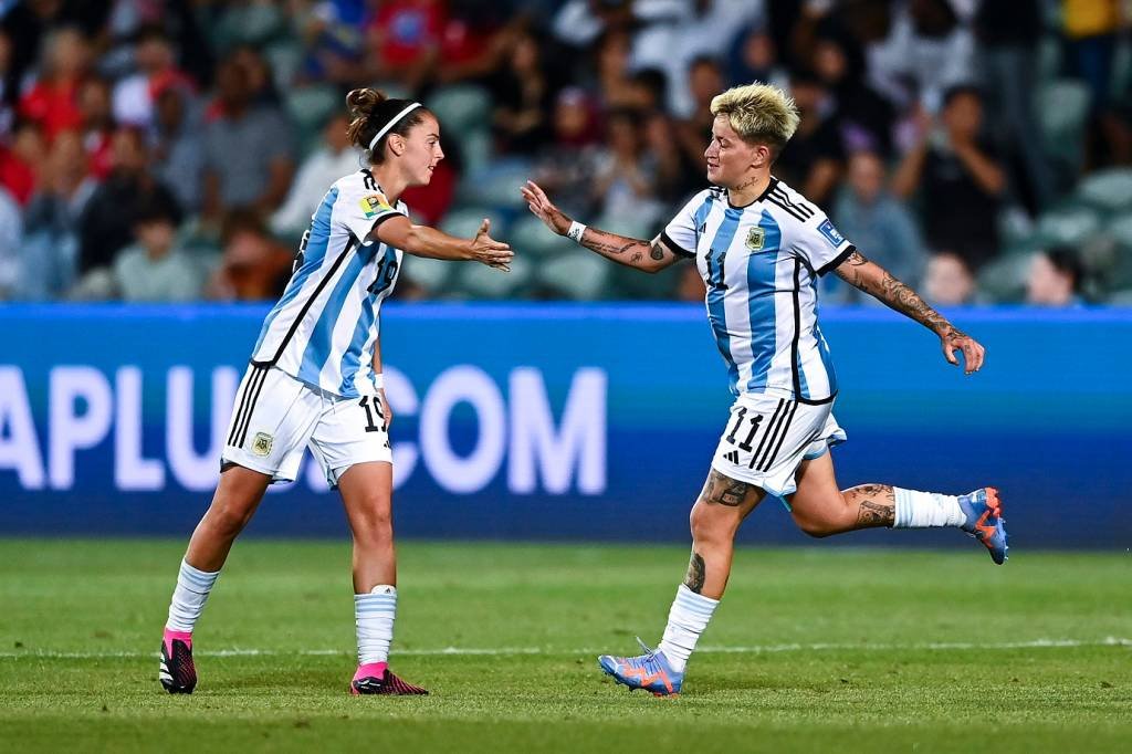 Jogo de futebol brasil x argentina apresentado com bandeira de seu país