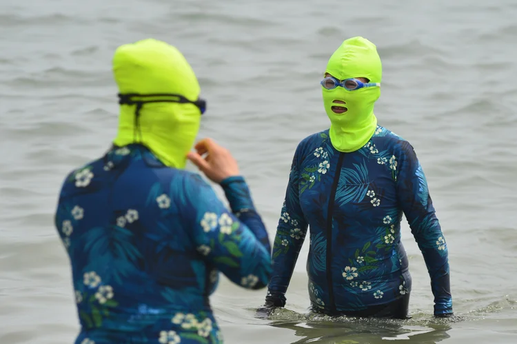 'Facekinis': máscaras que cobrem todo o rosto, deixando apenas os olhos e a boca à mostra, são usados pelos chineses em idas à praia (VCG/VCG/Getty Images)