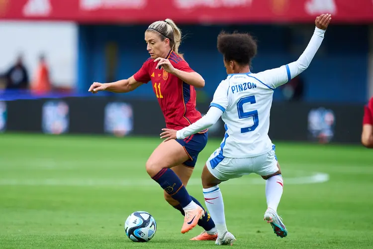 O plantel espanhol tem aquela que é considerada a melhor jogadora em atividade no momento, Alexia Putellas (Manuel Serrano Arce/Getty Images)