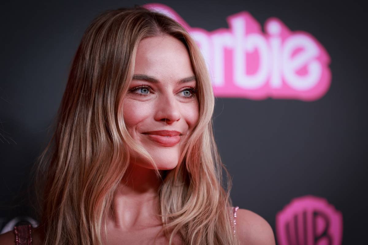 Cadê o rosa? Margot Robbie usa roupa preta na première do filme de