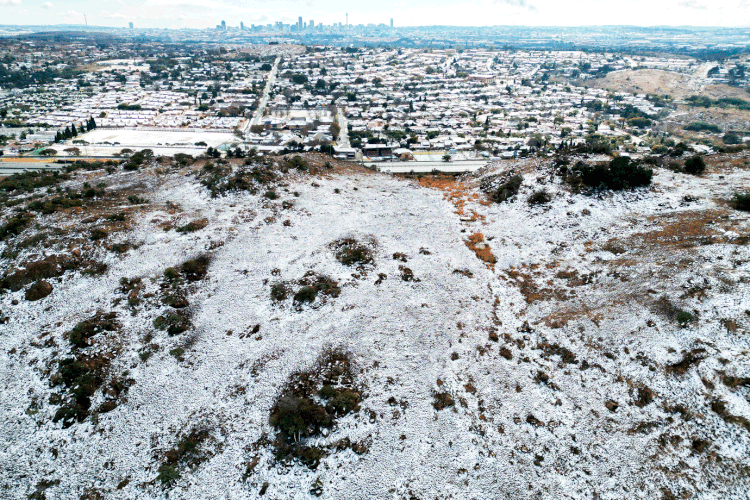 Maior cidade da África do Sul amanheceu na segunda-feira com neve (Anadolu Agency/Getty Images)