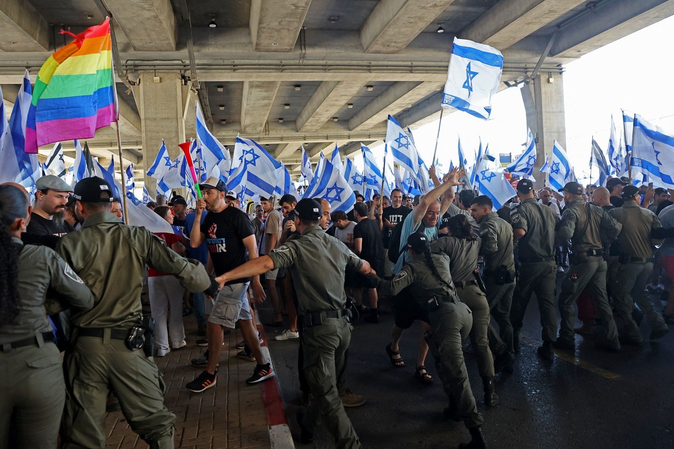 Reforma judicial controversa avança em Israel e opositores convocam protestos em massa