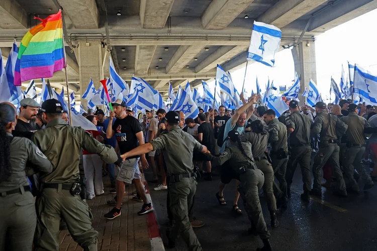 Israel: O projeto de lei que trata da “razoabilidade” do Judiciário foi aprovado ontem em uma primeira leitura no Parlamento, por 64 votos a 56 (GIL COHEN-MAGEN/AFP/Getty Images)