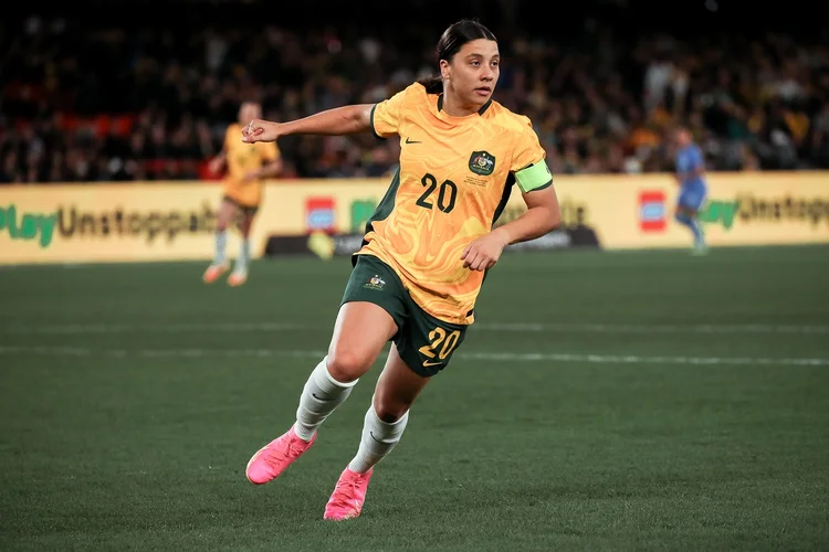 Uma das anfitriãs, a seleção australiana espera nos pés da craque do Chelsea, Sam Kerr, os gols necessários para vencer (DeFodi Images/Getty Images)