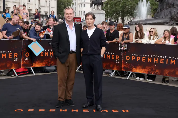 Christopher Nolan ao lado de Cillian Murphy na pré-estreia de "Oppenheimer", em Londres (Neil P. Mockford/Getty Images)