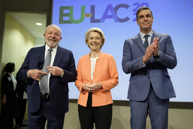 BRUSSELS, BELGIUM - JULY 17: President of Brazil Luiz Inacio Lula da Silva (L) the President of the European Commission Ursula von der Leyen (C) and the Spanish President of the government Pedro Sanchez Perez-Castejon (R) arrive for an European Union and Community of Latin American and Caribbean States (CELAC) summit in the Berlaymont, the EU Commission headquarter on July 17, 2023 in Brussels, Belgium. Heads of state and government of the EU and CELAC hold a high-level meeting on 17 and 18 July in Brussels, eight years after the last meeting organised in 2015. This summit between the EU and the countries of the Community of Latin American and Caribbean States (CELAC) is one of the milestones of the Spanish presidency of the Council of the EU. (Photo by Thierry Monasse/Getty Images) (Thierry Monasse/Getty Images)