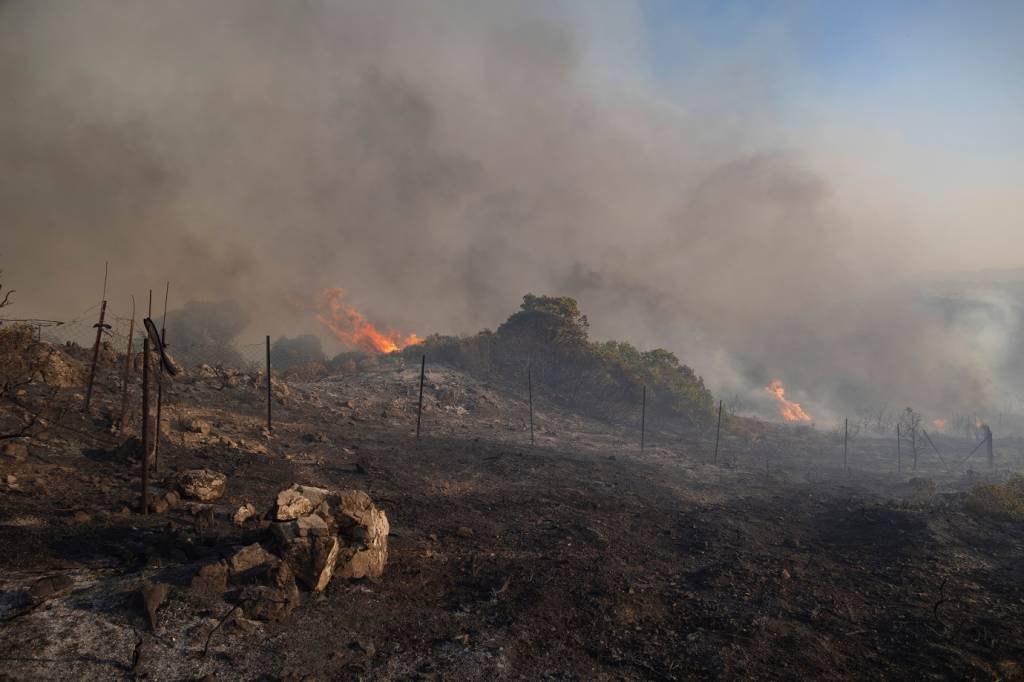 Ilhas da Grécia são esvaziadas por conta de incêndios florestais que já duram uma semana