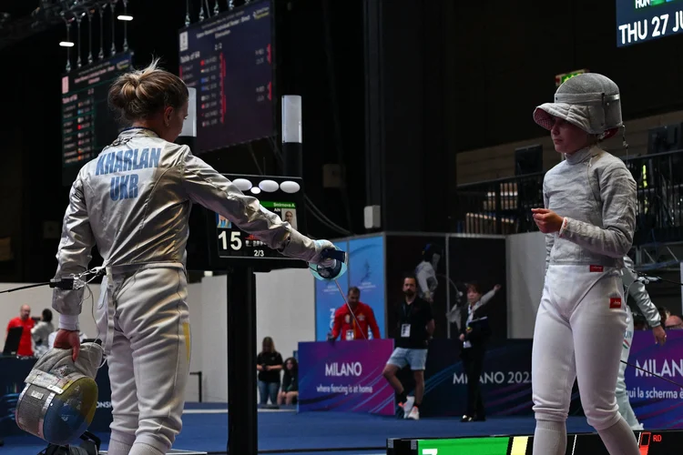 Dez minutos após o término da partida, Anna Smirnova permaneceu na pista, recusando-se a sair por não ter sido cumprimentada pela adversária (ANDREAS SOLARO/Getty Images)