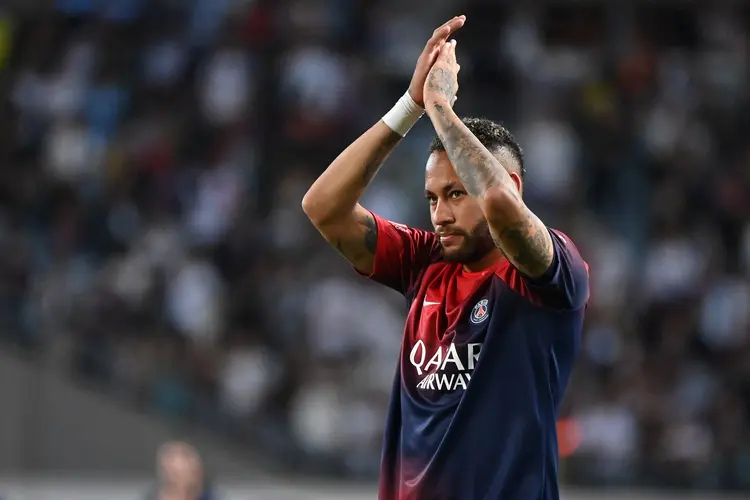 Neymar, que ficou fora de boa parte da temporada passada, pode ser escalado no time titular (Kenta Harada/Getty Images)