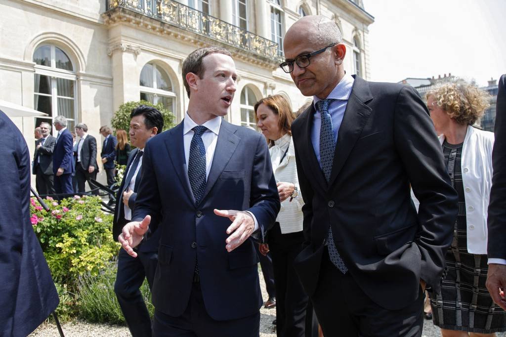 Mark Zuckerberg e Satya Nadella: CEOs da Meta e Microsoft, respectivamente  (CHARLES PLATIAU/Getty Images)