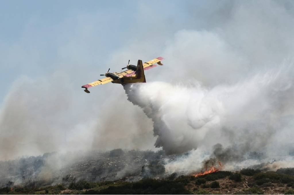 Bombeiros apontam melhora nos incêndios florestais na Grécia, mas mantêm cautela