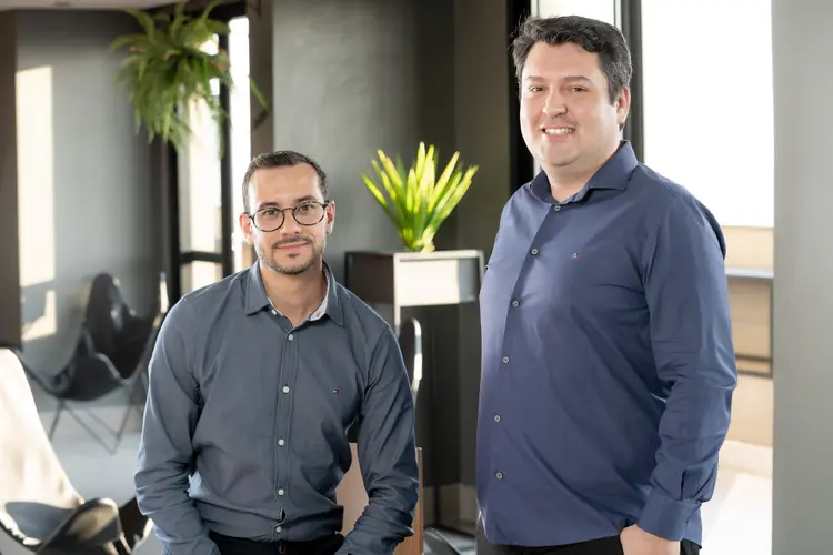 Marcos Nogueira e Junior Miranda, da GreenV: empresa fechou parceria com a Volkswagen para comercializar carregadores elétricos (Marco Torelli/GreenV/Divulgação)