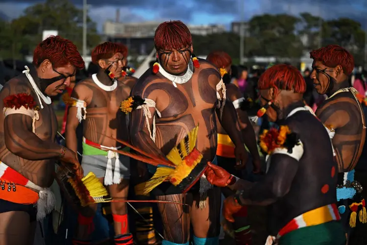 Indígenas participam de marcha em protesto contra a lei do marco temporal (Carl de Souza/Getty Images)