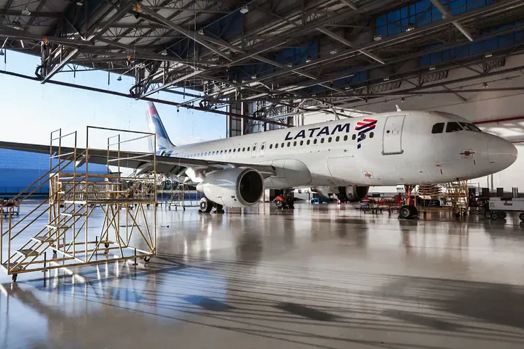 A carreira de mecânico na LATAM oferece oportunidades de atuar com diferentes modelos de aeronave (frota de Boeing 767, 777, 787, e dos Airbus A321, A320, A320neo e A319) (LATAM/Divulgação)