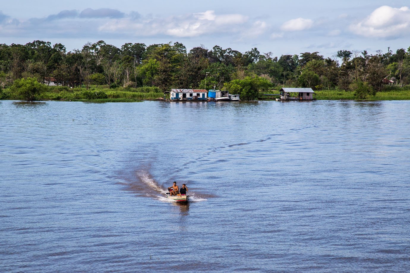 Ribeirinhos aguardam a passagem dos barcos na volta de Parintins (Leandro Fonseca/EXAME)