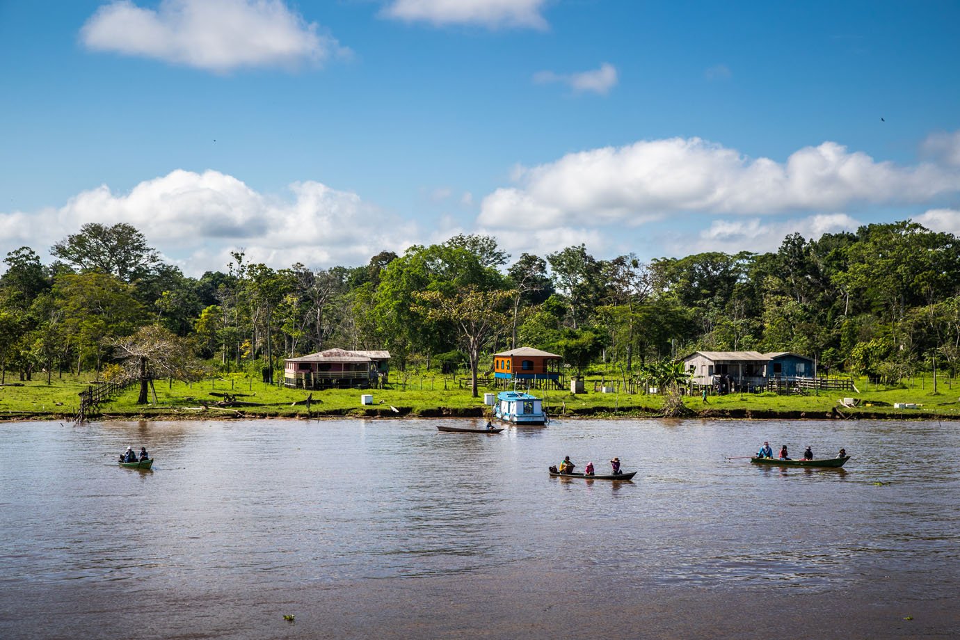 Rio Amazonas -Amazonia - ribeirinhas - canoa

Foto: Leandro Fonseca
data: 02/072023