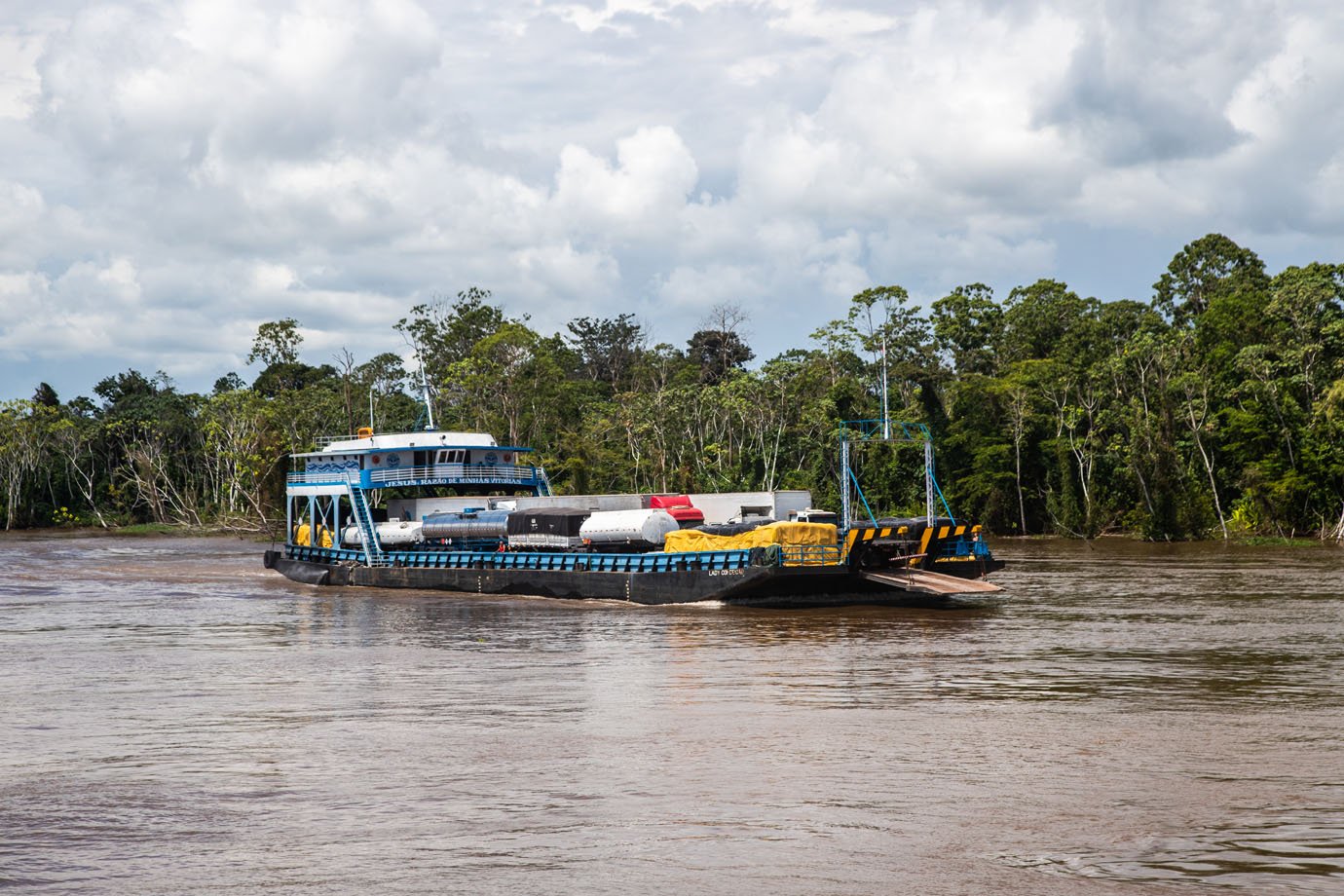 Embarcação - caminhões tanque de combustivel -  Rio Amazonas - Amazonia - ribeirinhas - 

Foto: Leandro Fonseca
data: 02/072023-