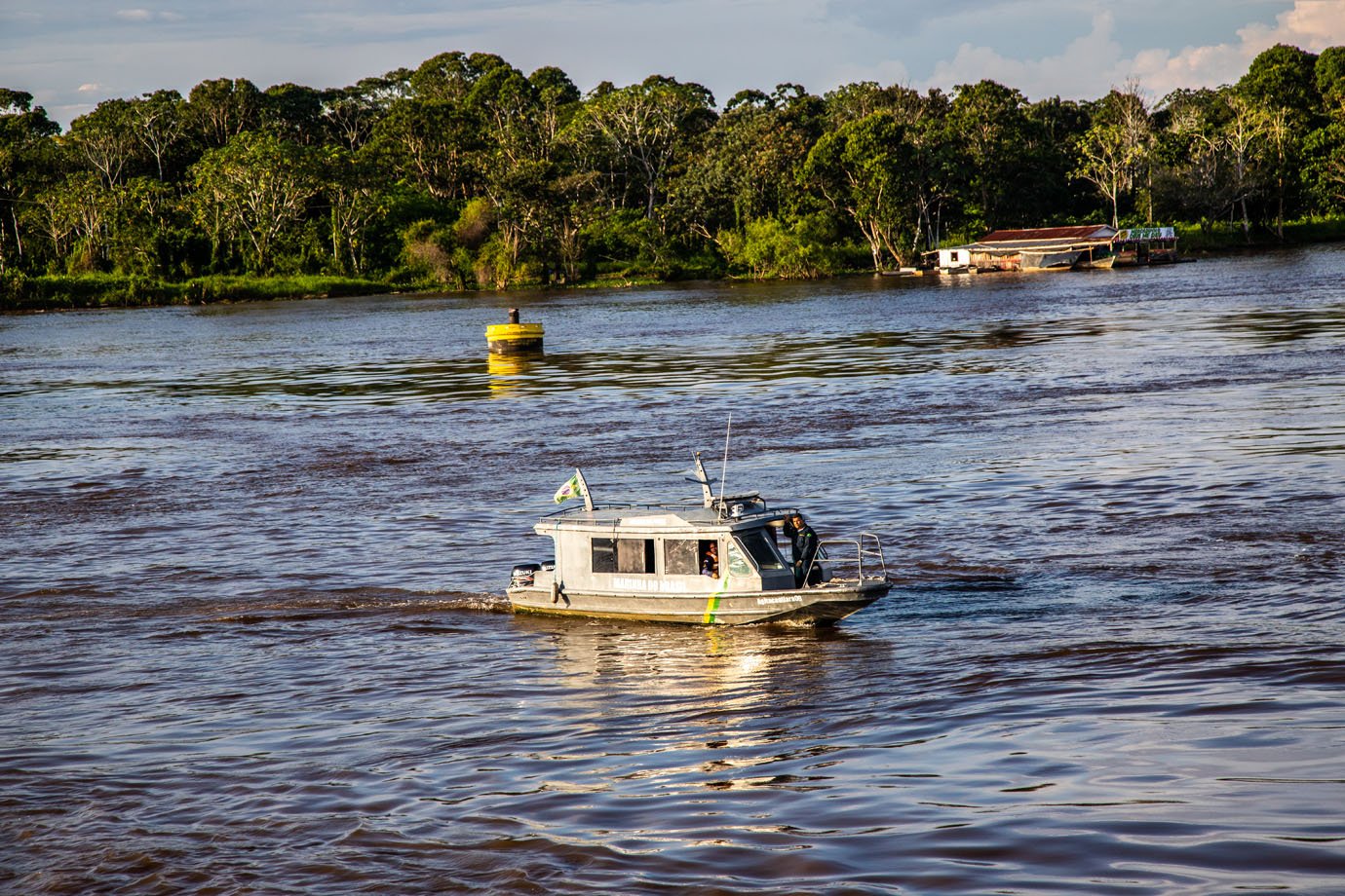 Barco da marinha do Brasil - Embarcação no Rio Amazonas -Amazonia - ribeirinhas - 

Foto: Leandro Fonseca
data: 02/072023