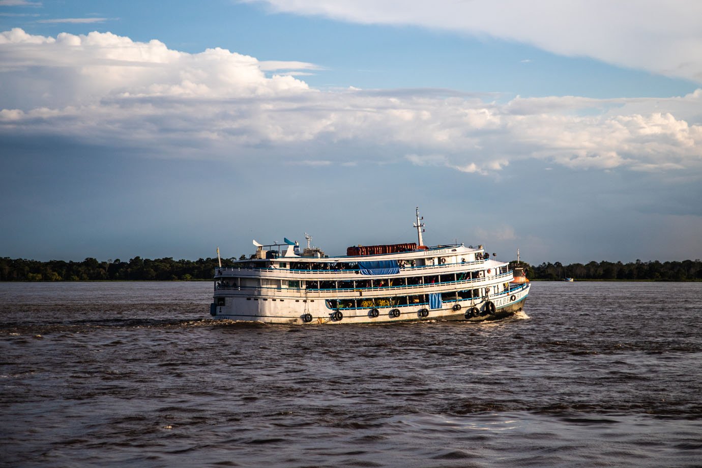 Embarcação no Rio Amazonas -Amazonia - ribeirinhas - barco navegando rio amazonas

Foto: Leandro Fonseca
data: 02/072023