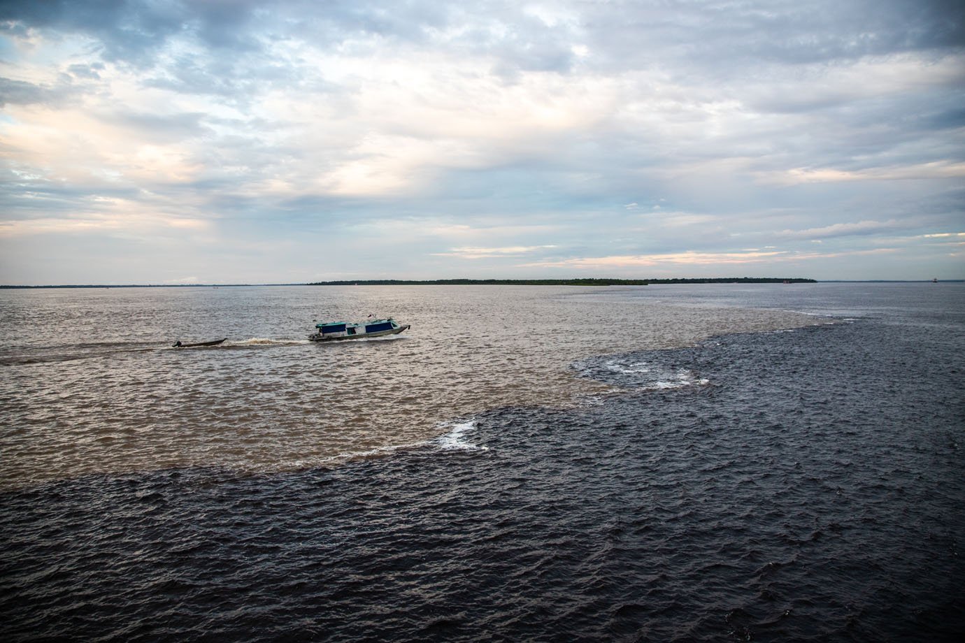 Encontro das Águas fenômeno que acontece na confluência entre o rio Negro, de água preta, e o rio Solimões, de água barrenta

Foto: Leandro Fonseca
data: 02/072023