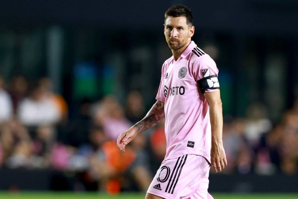Debandada da torcida do Inter Miami viraliza na internet após substituição de Messi
