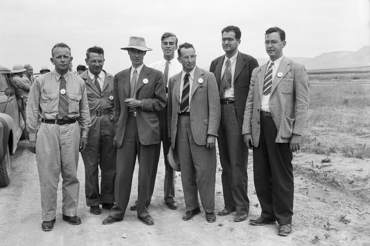 Oppenheimer e sua equipe do Projeto Manhattan, em Los Alamos (EUA)