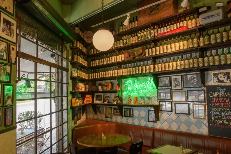 O bar mais carioca de São Paulo não poderia ter uma lista musical que não fosse recheada de samba para curtir bebendo um chope ou caipirinha (Rômulo Fialdini/Divulgação)