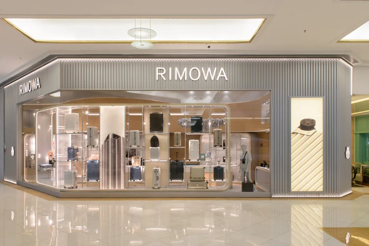 Vitrine da Rimowa no shopping Iguatemi. (Rodrigo Zorzi/Divulgação)