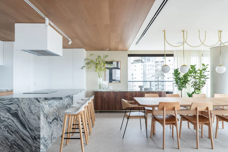 O granito Nepal dá forma à cozinha deste apartamento paulistano projeto da TODOS Arquitetura. (Maura Mello/Divulgação)