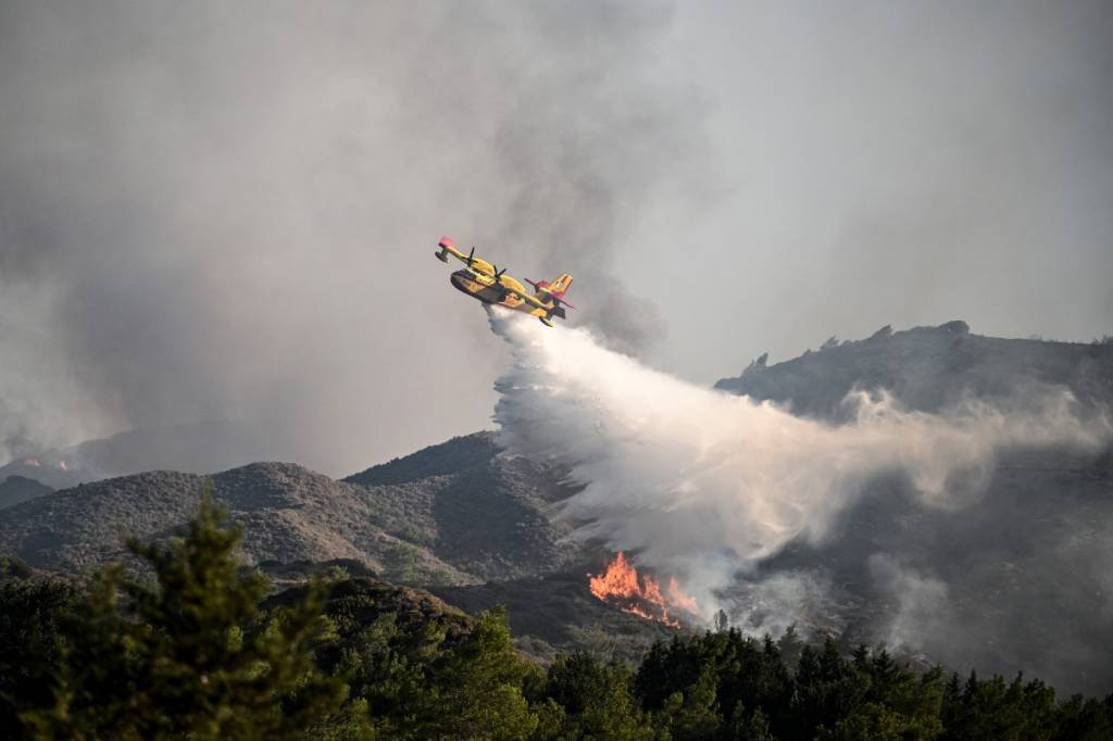 Avião usado para combater incêndios florestais na Grécia cai e deixa dois mortos; veja vídeo