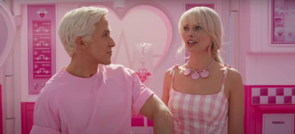 Barbie (Margot Robbie) e Ken (Ryan Gosling) no filme de sucesso da diretora Greta Gerwig (Warner Bros./ Barbie/Divulgação)