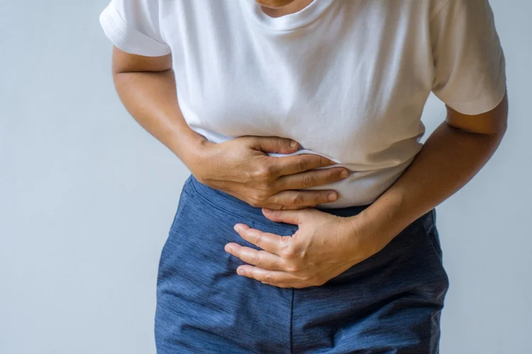 Cólica Menstrual: dor intensa também é chamada de dismenorreia (Athima tongloom/Getty Images)