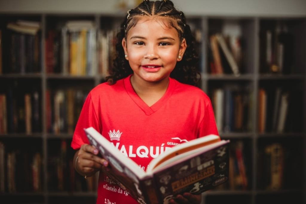 criança- livro1 Programa educacional se estende também aos filhos das mulheres atendidas pelo projeto social.