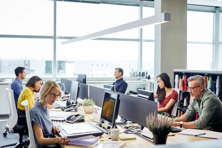 Trabalho: empresas avaliam adoção da flexibilidade na jornada de trabalho dos funcionários (Morsa Images/Getty Images)