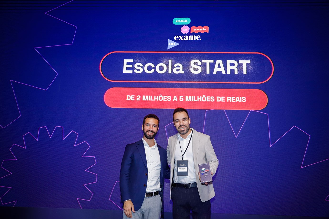 Lucas Amorim, diretor de redação da EXAME, Pedro Carnevalle, da Escola Start, empresa ganhadora na categoria de 2 a 5 milhões de reais