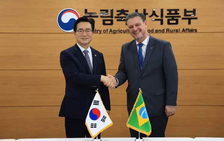 Na Coreia do Sul: Ministro Carlos Fávaro e ministro coreano Jeong Hwang-geun (Mapa/Divulgação)