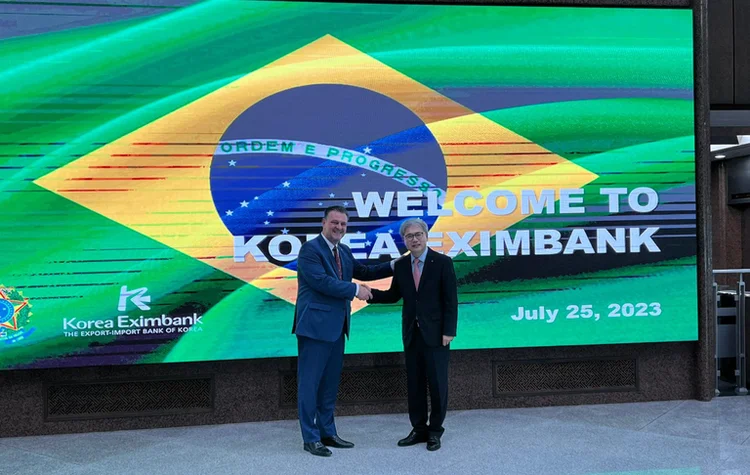 Carlos Fávaro, ministro da Agricultura e Pecuária, e Yoon Hee-sung, presidente do banco  Korea Eximbank (Mapa/Divulgação)