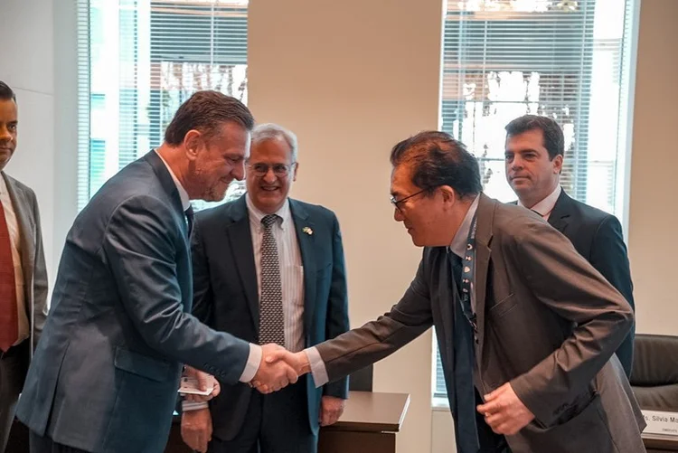 Carlos Fávaro, ministro da Agricultura e Pecuária, junto à equipe da Agência de Cooperação Internacional do Japão (Jica)  (Mapa/Divulgação)