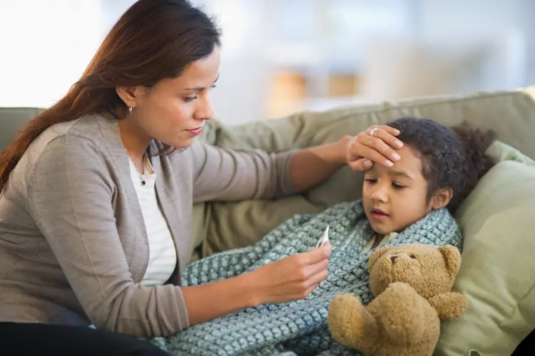Febre: Ao notar qualquer sintoma, é importante levar a criança ao médico (Tetra/Getty Images)