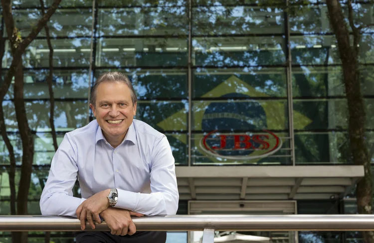 O CEO, Gilberto Tomazoni, e seus colegas receberam o prêmio pelo 2º ano seguido  (Paulo Vitale/JBS/Divulgação)
