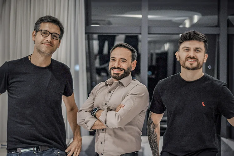 Alejandro Devoto, Guillermo Medrano e Raphael Traticoski, executivos à frente da GrowinCo: plataforma que funciona como "AirbnB da indústria" quer chegar a 80 mil cadastrados em 2023 (GrowinCo/Divulgação)