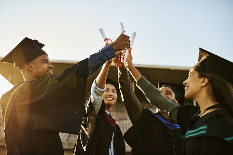 Profissionais com pós-graduação possuem salários até 255% maiores em comparação com os que possuem somente a graduação.  (LaylaBird/iStockphoto)