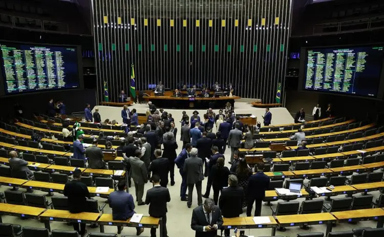 O relator do projeto, deputado Pedro Paulo (PSD-RJ), anunciou as últimas mudanças no texto pouco antes da votação (MyKe Sena/Câmara dos Deputados Fonte: Agência Câmara de Notícias/Flickr)