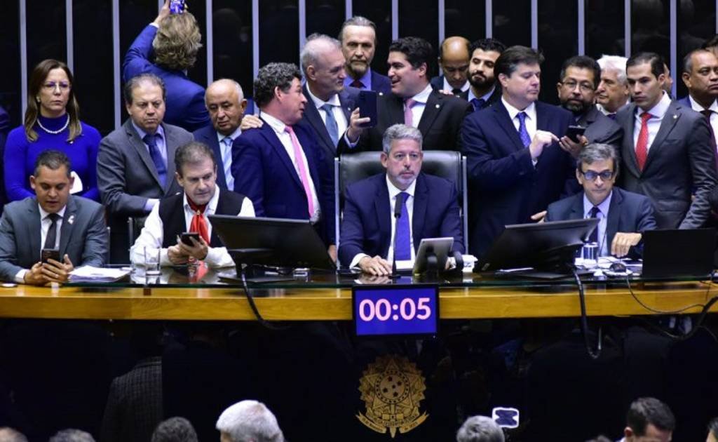 Arcabouço fiscal é aprovado por 379 votos na Câmara e segue para sanção presidencial