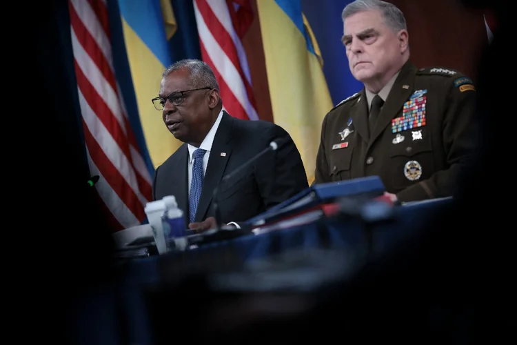 O secretário de Defesa dos Estados Unidos, Lloyd Austin (E), e o chefe do Estado-Maior conjunto, general Mark Milley (D), participam de uma reunião virtual do Grupo de Contato de Defesa da Ucrânia, em 18 de julho de 2023 (WIN MCNAMEE / GETTY IMAGES NORTH AMERICA / Getty Images via AFP/AFP)