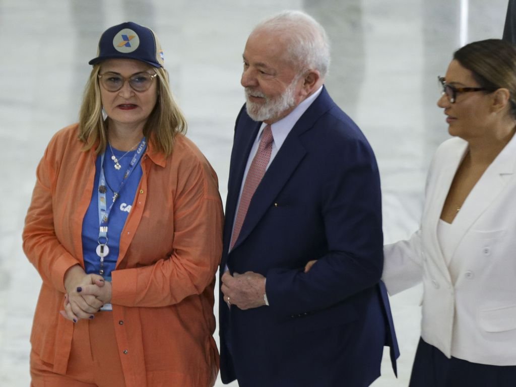 Lula demite Rita Serrano da presidência da Caixa; Carlos Vieira assume o cargo