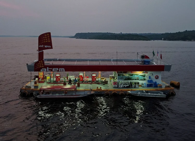 Posto de combustíveis flutuante no Rio Negro, na Amazônia: petróleo terá papel relevante na transição energética (MICHAEL DANTAS/AFP/Getty Images)