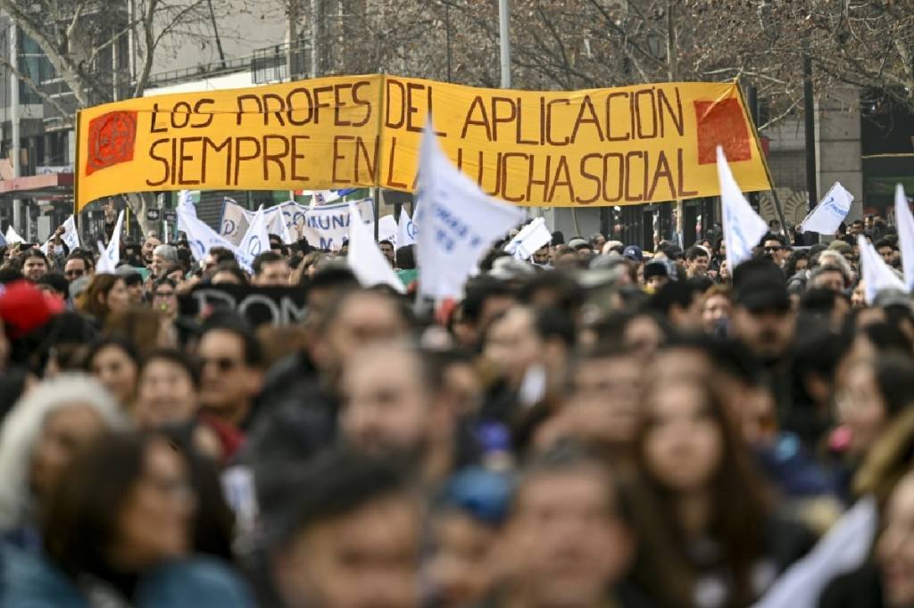 Professores protestam no Chile por pagamento de dívida salarial bilionária