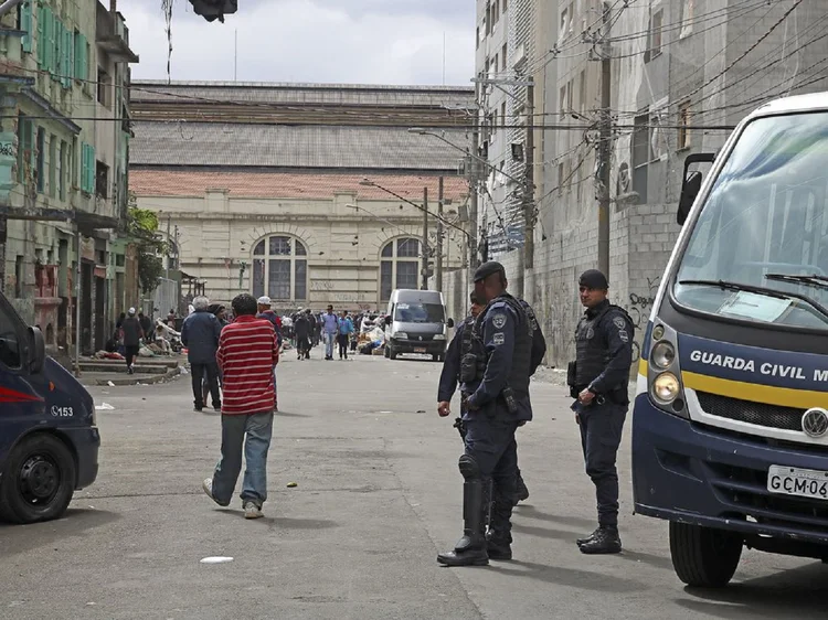 Policiais separaram os dependentes de drogas dos traficantes por uma triagem (Rovena Rosa/Agência Brasil)